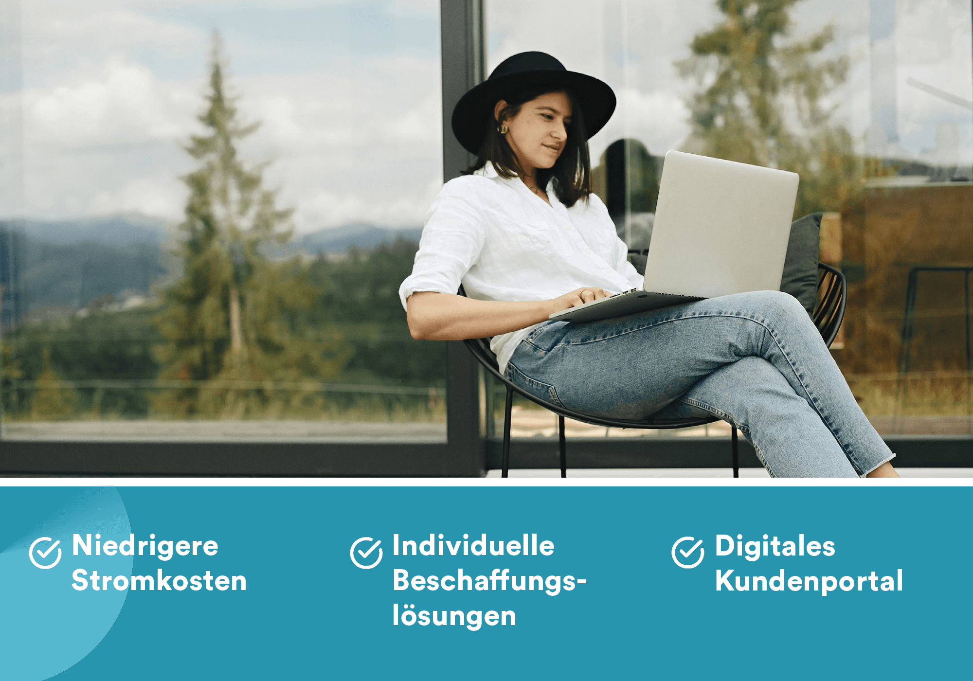 Eine Frau sitzt draussen auf einem Stuhl und arbeitet an ihrem Laptop. Unter dem Bild befinden sich drei Symbole mit den Texten: "Niedrigere Stromkosten", "Individuelle Beschaffungslösungen" und "Digitales Kundenportal".