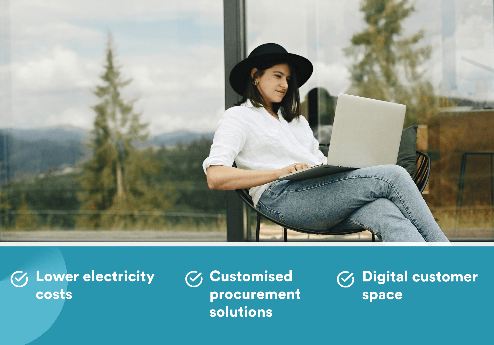 A woman is sitting on a chair outside, working on her laptop. Below the picture are three icons with the texts: ‘Lower electricity costs’, ‘Customised procurement solutions’ and ‘Digital customer portal’.